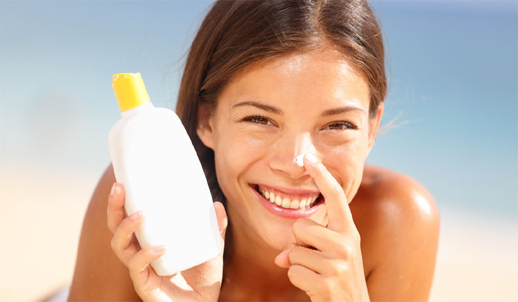 woman-sunscreen